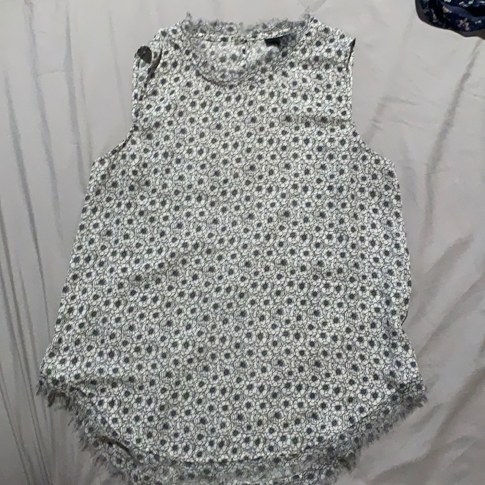Beautiful delicate sleeveless top, Who What Wear, gray floral print, size S